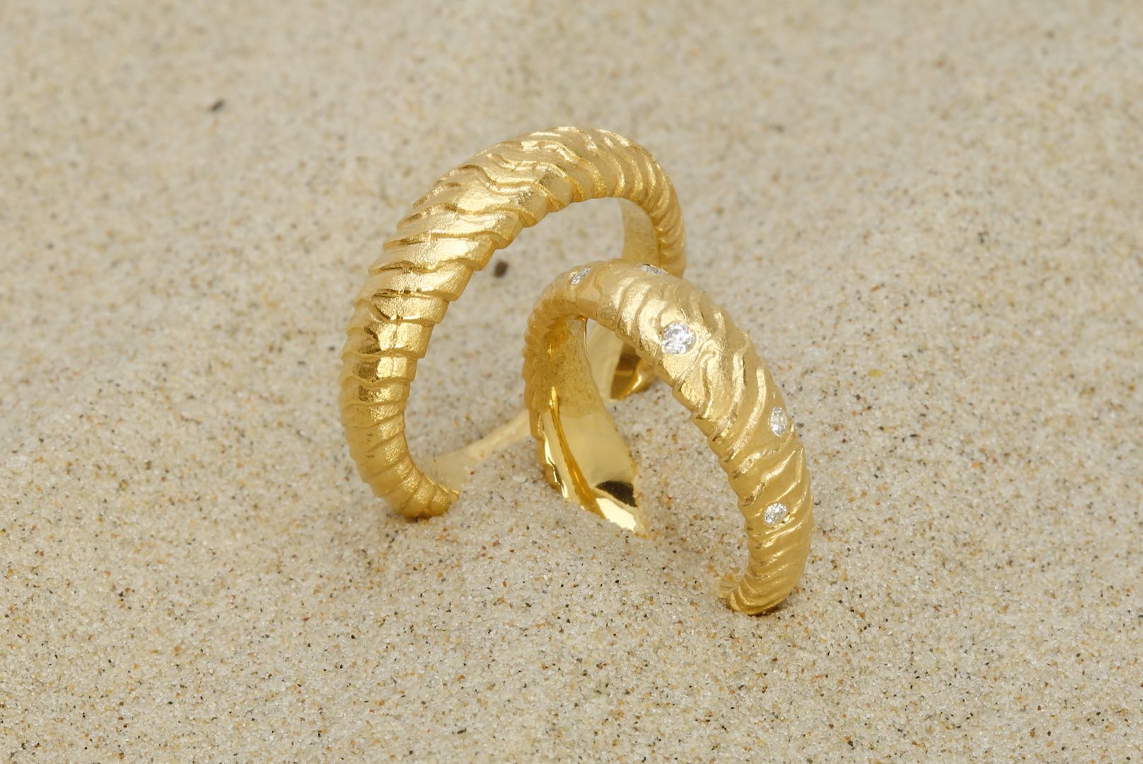 Dansk designet forlovelsesringe Nordic Coast-Sand i 14 karat guld og hvidguld